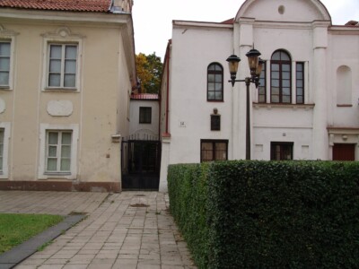 Atminimo lenta pažymėtas namas (Rotušės a. 14). 2004 m.
