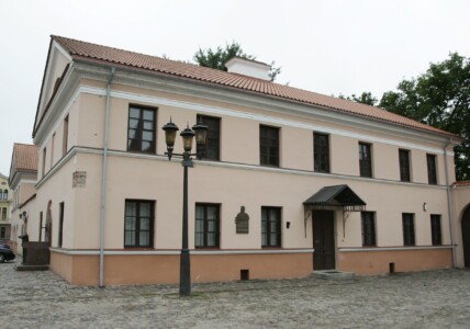 Atminimo lenta pažymėtas pastatas Rotušės a. 19. 2005 m.