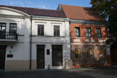 Atminimo lenta pažymėtas pastatas Rotušės a. 23. 2006 m.