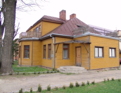 Atminimo lenta pažymėtas namas (Rūtų g. 3). 2005 m.