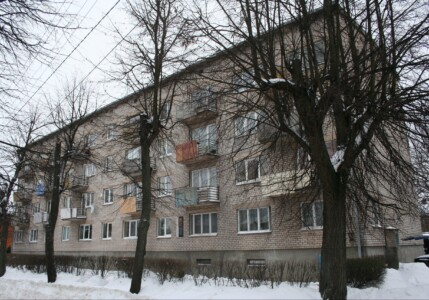 Atminimo lenta pažymėtas namas Seinų g. 8. 2012 m.