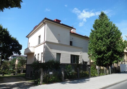 Atminimo lenta pažymėtas namas Trakų g. 18. 2020 m.