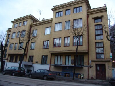 Atminimo lenta pažymėtas pastatas V. Putvinskio g. 12. 2004 m.
