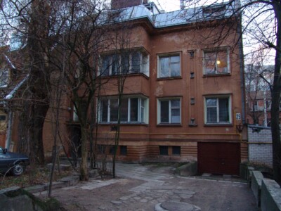 Atminimo lenta pažymėtas namas V. Putvinskio g. 25. 2004 m.