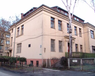 Atminimo lenta pažymėtas namas (V. Putvinskio g. 33). 2004 m.