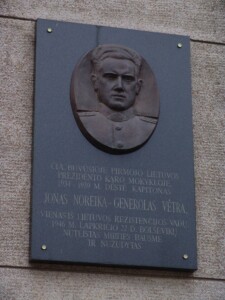 Memorialinė lenta su bareljefu (Vaidoto g. 209). 2004 m.
