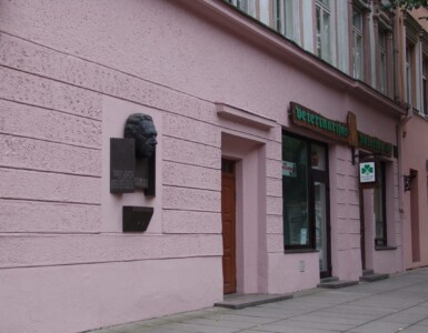 Atminimo lenta pažymėtas pastatas (Vilniaus g. 72). 2004 m.