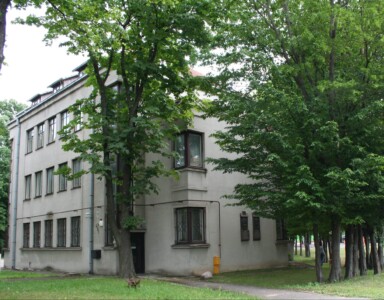 Atminimo lentomis pažymėtas A. ir P. Galaunių namai-muziejus (Vydūno al. 2). 2011 m.