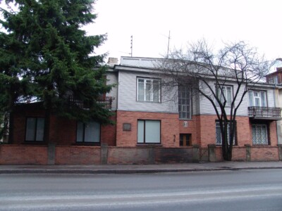 Atminimo lenta pažymėtas pastatas Vydūno al. 61. 2004 m. Atminimo lenta pažymėtas pastatas Vydūno al. 61. 2004 m.