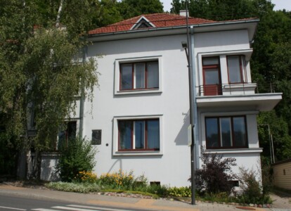Atminimo lenta pažymėtas namas Žemaičių g. 10. 2023 m.