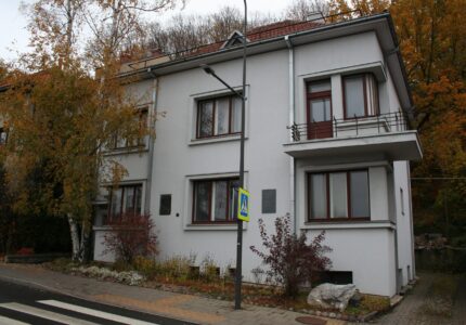 Atminimo lentomis pažymėtas namas Žemaičių g. 10. 2025 m. Atminimo lentomis pažymėtas namas Žemaičių g. 10. 2025 m.