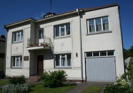Atminimo lenta pažymėtas namas (Žemuogių g. 8). 2015 m.