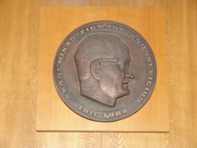 Bareljefas Lietuvos sveikatos mokslų universiteto klinikose (Eivenių g. 2). 2005 m.