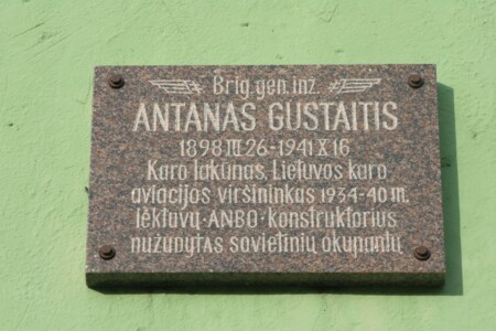 Atminimo lenta (Veiverių g. 132). 2005 m.
