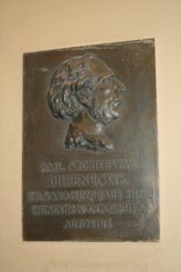 Memorialinė lenta su bareljefu Vytauto Didžiojo karo muziejuje (K. Donelaičio g. 64). 2012 m.