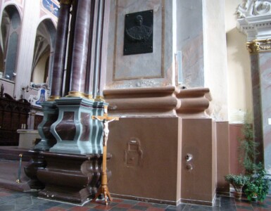 Memorialinė lenta su bronziniu bareljefu Kauno Šv. apaštalų Petro ir Povilo arkikatedroje bazilikoje (Vilniaus g. 1). 2004 m.
