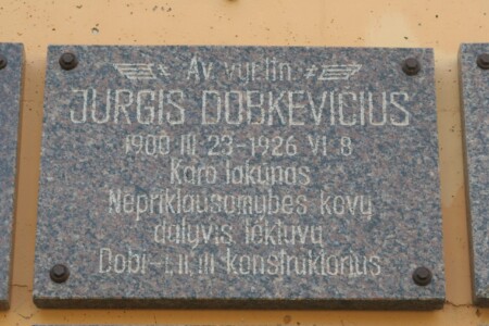 Atminimo lenta Lietuvos karo aviacijos memoriale (Veiverių g. 132). 2005 m.