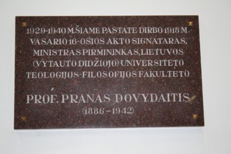 Atminimo lenta (K. Donelaičio g. 20). 2013 m.