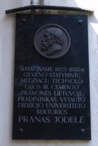 Atminimo lenta su bareljefu (K. Grybausko g. 12). 2005 m.