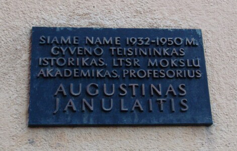 Atminimo lenta (Kęstučio g. 48B). 2004 m.