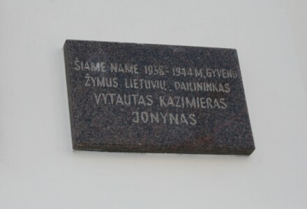 Atminimo lenta (Krėvos g. 11). 2023 m.
