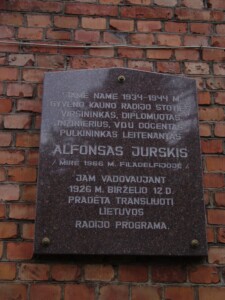 Atminimo lenta (L. Ivinskio g. 38). 2005 m.