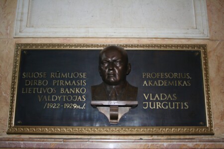 Atminimo lenta su bareljefu (Maironio g. 25). 2014 m.