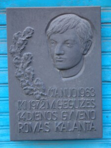 Atminimo lenta (Panerių g. 34). 2005 m.