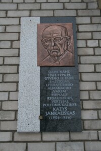 Atminimo lenta (Seinų g. 8). 2012 m.