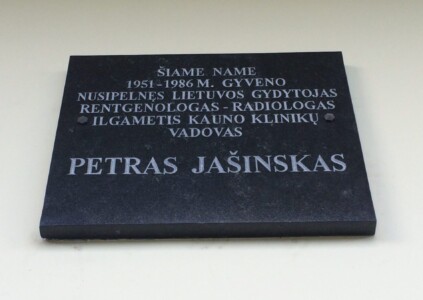 Atminimo lenta (Širvintų g. 7). 2014 m.