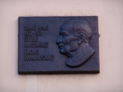 Atminimo lenta su bareljefu (V. Putvinskio g. 33). 2004 m.