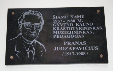 Atminimo lenta (V. Putvinskio g. 34). 2011 m.