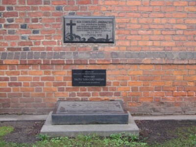 Atminimo lentos ant Kauno šv. apaštalų Petro ir Pauliaus arkikatedros bazilikos (Vilniaus g. 1). 2011 m.