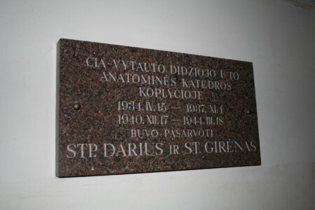 Atminimo lenta prie LSMU Medicinos akademijos (A. Mickevičiaus g. 9) koplyčios. 2013 m.
