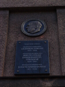 Atminimo lenta (A. Mickevičiaus g. 16). 2004 m.