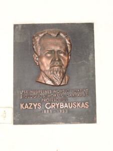 Memorialinė lenta su bareljefu (A. Mickevičiaus g. 9)