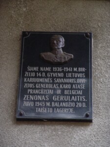 Atminimo lenta (Gailutės g. 9). 2004 m.