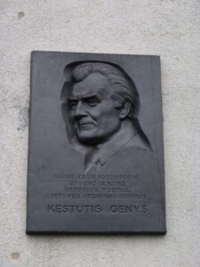 Atminimo lenta (K. Genio g. 6). 2004 m.
