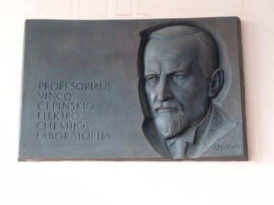 Memorialinė lenta su bareljefu (Radvilėnų pl. 19). 2004 m.