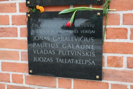 Grupine atminimo lenta pažymėtas pastatas T. Daugirdo g. 4. 2012 m.