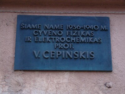 Atminimo lenta (V. Putvinskio g. 25). 2004 m.