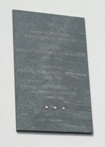 Atminimo lenta (Žemaičių g. 10). 2025 m.