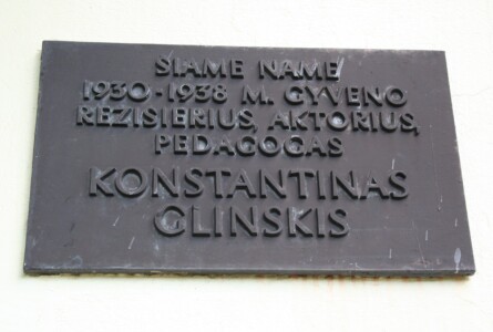 Atminimo lenta (Žvaigždžių g. 18). 2023 m.