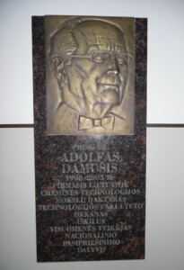 Atminimo lenta su bareljefu Adolfui Damušiui (Radvilėnų pl. 19). 2017 m.