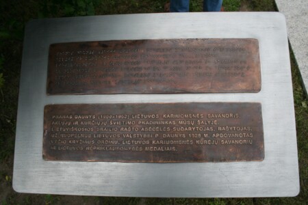 Atminimo lentelė greta Pranio Daunio paminklo (Taikos pr. 6A). 2014 m.