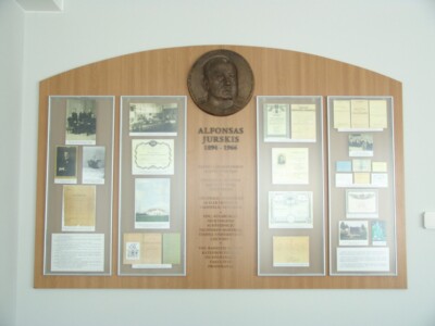 Bareljefas ir stendas (Studentų g. 50). 2005 m.