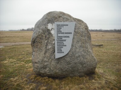 Lakūnų sutikimo vietą žymintis memorialinis akmuo S. Dariaus ir S. Girėno aerodrome (S. Dariaus ir S. Girėno g.). 2014 m.