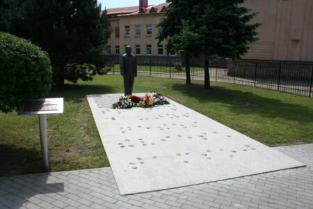 Paminklas Pranui Dauniui greta jo vardo ugdymo centro (Taikos pr. 6A). 2014 m.