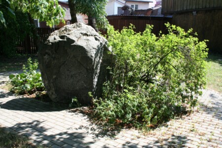 Paminklinis akmuo netoli namo Panerių g. 34. 2023 m.