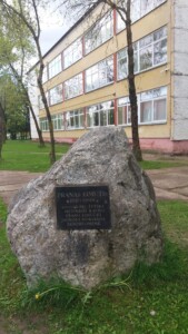 Paminklinis akmuo prie pastato V. Krėvės pr. 50. 2022 m.